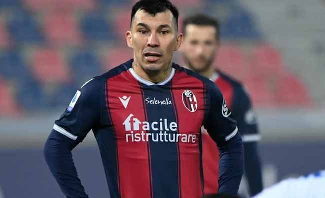 Bologna, tensione Medel-Moro in allenamento: calcio di stizza del cileno
