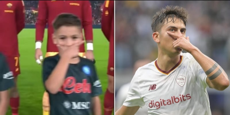 Il bambino con la maglia del Napoli fa la Dybala mask: il dettaglio non sfugge ai social