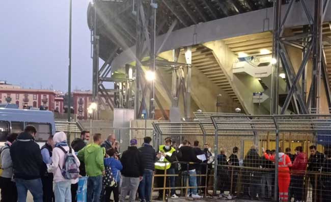 Napoli-Bologna, il carro attrezzi preleva 72 auto fuori lo stadio Maradona