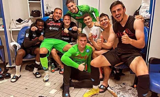 Napoli, festa negli spogliatoi dopo la vittoria con la Roma. Elmas e Meret scatenati