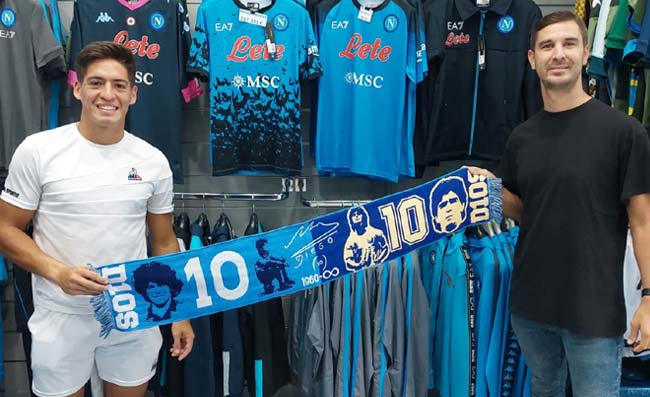 Sebastian Baez pazzo del Napoli: ha comprato maglia e tuta di Maradona