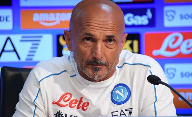 Spalletti, bel gesto per omaggiare Rudy Krol: ecco cosa ha indossato in conferenza