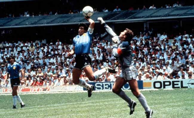 All’asta il pallone della “Mano de Dios”, Lineker attacca: “Non può essere vero”