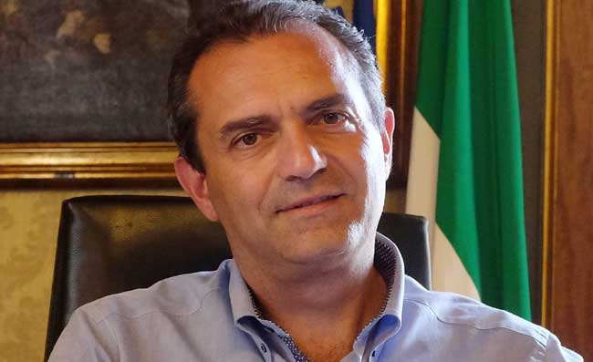 De Magistris: “Manfredi batta un colpo, sta mortificando l’anima di Napoli”