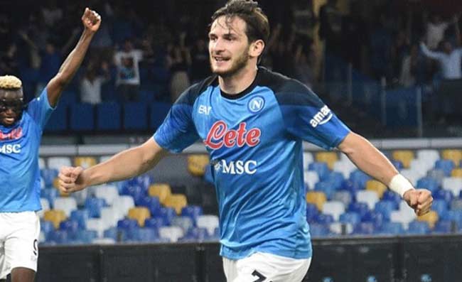 Kvaratskhelia, rigore perfetto: bel gesto di Osimhen. Il suo gol fa “venire giù” il Maradona