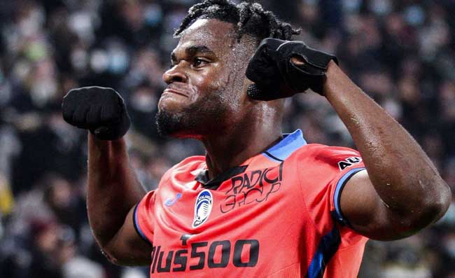 L’ex Napoli Duvan Zapata bloccato in banca dalla vigilanza: “Dove pensa di andare?”