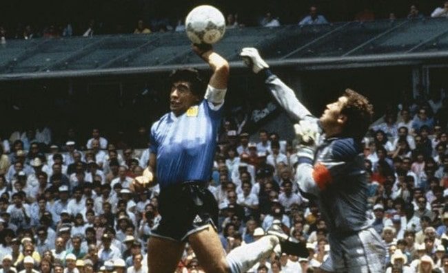 Maradona, all’asta il pallone della Mano de Dios: sapete quanto vale?