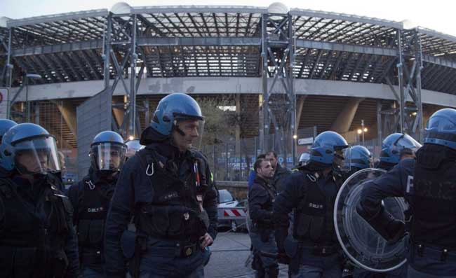 Napoli-Ajax, tensione per il pericolo scontri: forze dell’ordine già schierate
