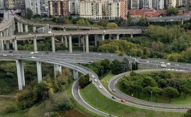 Napoli, messo in salvo l’uomo sospeso sul ponte