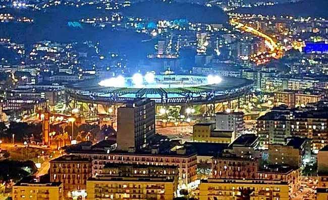 Osimhen boom, Napoli show. Caressa in religioso silenzio: “Vi lascio ascoltare il Maradona”
