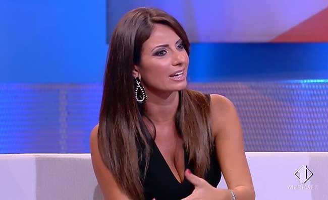 Pressing, scintille in studio tra Monica Bertini e Sconcerti: “La violenza non si giustifica. Difendo casa mia”