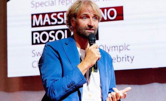 Rosolino denuncia: “La mia compagna offesa solo perché è russa”