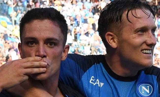 “Uragano Napoli”. Raspadori inchioda il portiere dell’Ajax, è 2-0: la reazione della panchina
