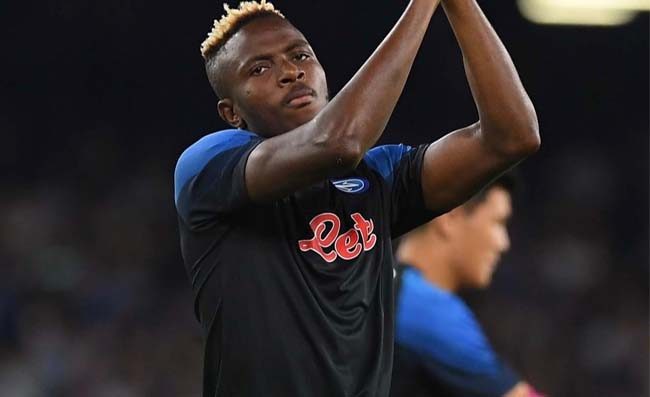 “Vai tu”. “No dai, è tuo”. Il Napoli è spettacolare nei dettagli, non solo nel gioco