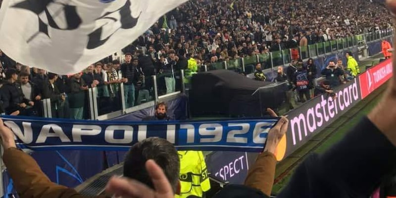 Napoli, spunta una sciarpa tra i tifosi del Psg a Torino: la foto virale sui social