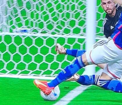 Il gol non gol del Giappone che elimina la Germania: non sembra regolare (e il Var?)