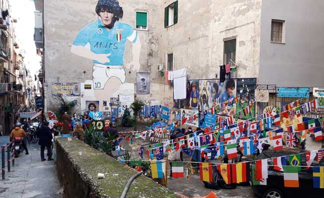 Murales Maradona, sequestrati oltre 600 articoli contraffatti ai Quartieri Spagnoli