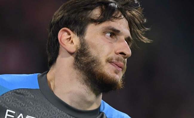 Gabriele, piccolo tifoso del Napoli in lacrime per Kvara a Castel Volturno