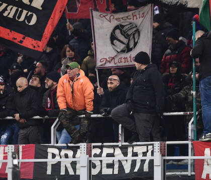 Milan, San Siro si svuota al 78′, ma la curva incita fino al 90′. Calabria chiede scusa ai tifosi (VIDEO)