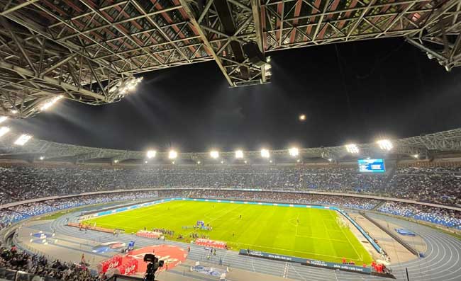 Napoli-Roma, distribuito braccialetto speciale ai tifosi. Magia al Maradona (FOTO)