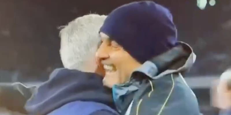 Mourinho aspetta Spalletti in panchina. Poi… l’abbraccio