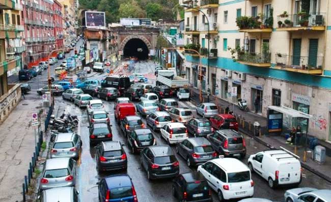 Napoli già bloccata dal traffico, lunghe code dal centro a Fuorigrotta: “colpa” della Juve