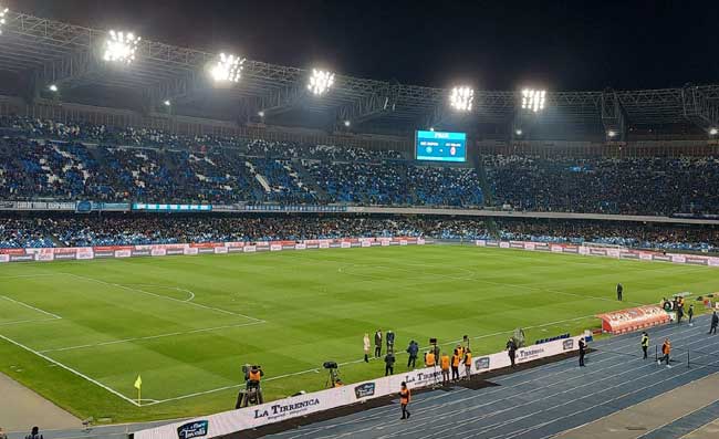 Napoli sul terreno di gioco del Maradona, cresce l’attesa per la sfida contro la Juve (FOTO)