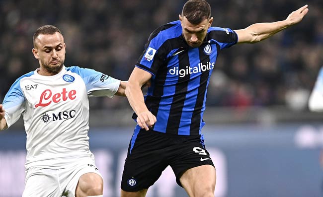 Ryanair sul gol di Dzeko al Napoli: “È il comandante Edin che vi parla”. L’Inter risponde (FOTO)