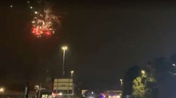 VIDEO TN – Napoli accolto dai fuochi d’artificio al Maradona! Le immagini dell’arrivo del pullman