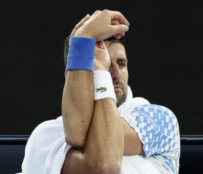 L’Equipe non crede all’infortunio di Djokovic: «Si è curato con la placenta di cavallo?»