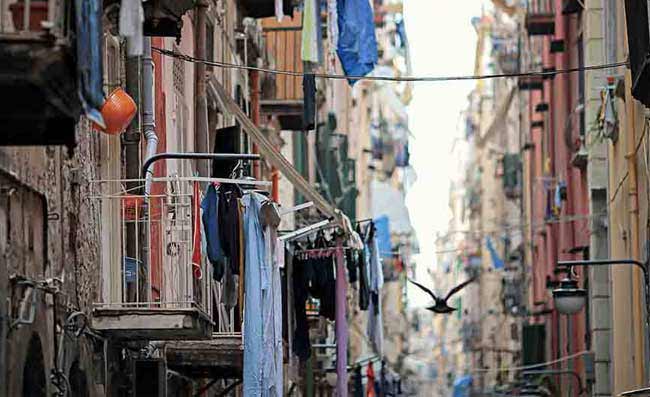 Napoli si prepara alla festa: ai Quartieri Spagnoli spuntano i cartonati dei giocatori