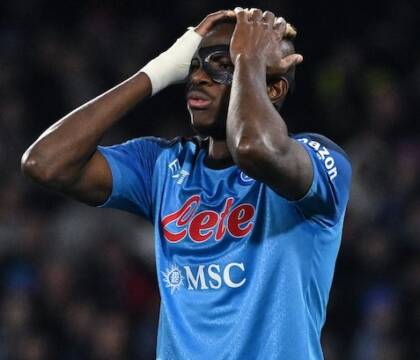 Osimhen chiede il cambio e si tocca la coscia