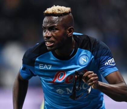 Osimhen si allena regolarmente. Il nigeriano sarà in campo con l’Eintracht