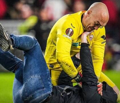Psv-Siviglia, tifoso entra in campo e tenta di aggredire il portiere, che lo immobilizza (VIDEO)