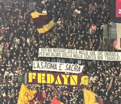 Roma, lo striscione della Curva Sud per Zaniolo: «Baciare quella maglia vuol dire non tradirla»