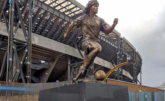 La statua di Maradona fuori lo stadio… ma è della Lego! L’opera dei Brickanti (FOTO)
