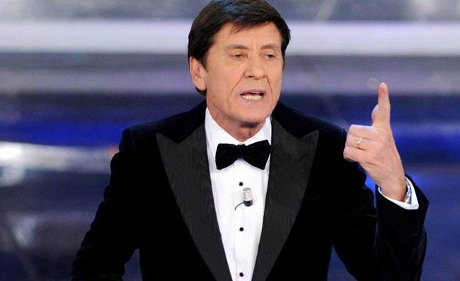 Sanremo inizia con l’inno nazionale, canta Morandi: all’Ariston anche Mattarella e Benigni
