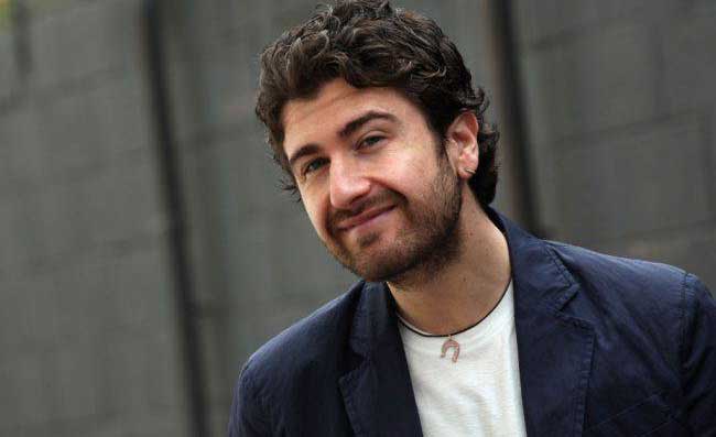 Siani: “Basta, farò ridere in altro modo”. Poi cita Troisi e il reddito di cittadinanza