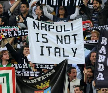 «Lavali col fuoco», all’Olimpico va in scena il solito odioso coro contro Napoli e i napoletani 