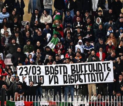 A Malta striscione contro l’inno di Mameli cantato da Gigi D’Alessio e Clementino