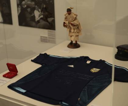 A Mann la mostra dedicata a Lucio Dalla. Esposto anche l’orecchino che gli regalò Maradona
