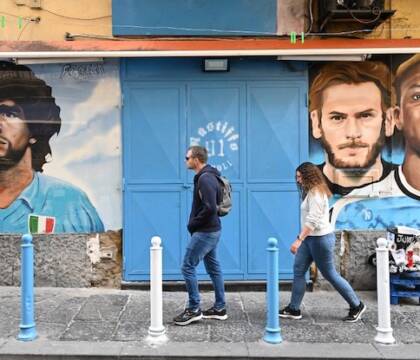A Napoli, per scaramanzia, non si osa dire “scudetto” ma la città è già tinta di azzurro (La Vanguardia)