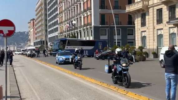 Altro che scontri: clima di gran serenità con i tifosi inglesi, si gioca anche a calcio in strada!