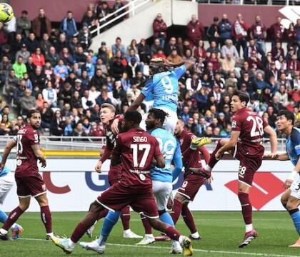 Che meraviglia i calci d’angolo normali del Napoli: senza schemi astrusi, e gol