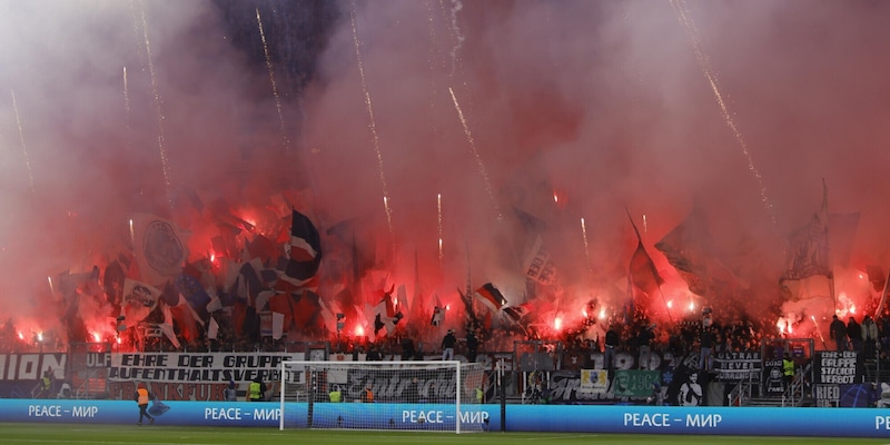 Colpo di scena, il Prefetto di Napoli contro il Tar: nuovo divieto per tifosi Eintracht
