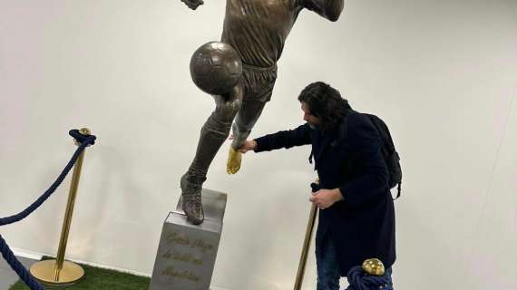 FOTO – Adani al Maradona: splendido scatto mentre tocca il piede sinistro della statua di Diego