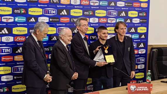 FOTO – Il sindaco Manfredi e ADL consegnano la medaglia della città di Napoli a Gravina
