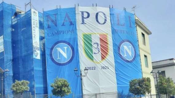 FOTO – Torre del Greco, reti da ponteggio col terzo scudetto avvolgono un intero edificio