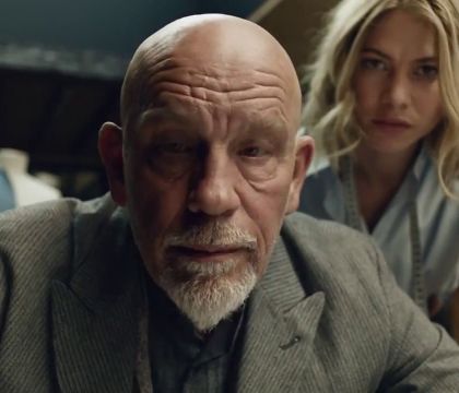 John Malkovich: «Si vive senza capire granché. Quando si afferra il senso della vita è tempo di morire»