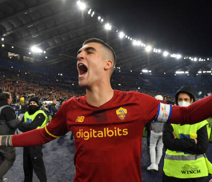 Lazio-Roma, Mancini nudo urla a Romagnoli «pezzo di merda». Spinte e urla di Luis Alberto contro Foti